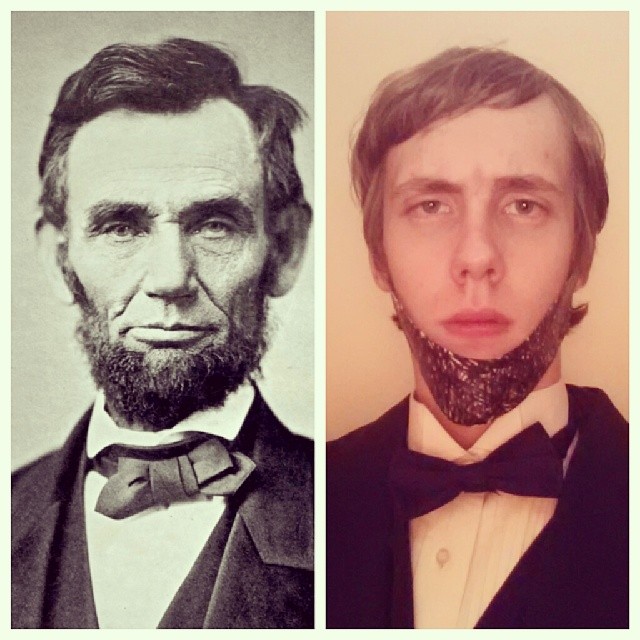 Verkleed als Abraham Lincoln, inclusief papieren baard!