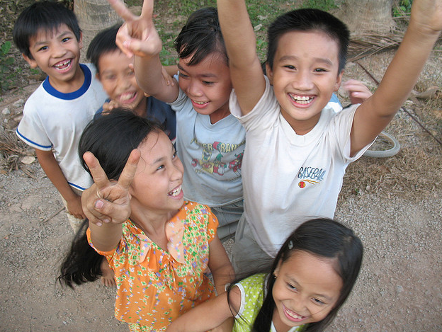 Dit zijn Vietnamese kinderen. Zie je ze zeuren over niks? Nee.