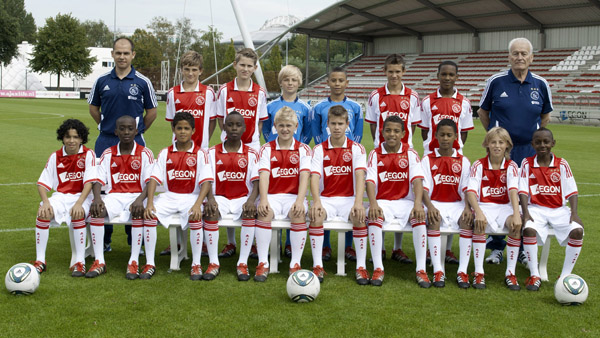 Niklas staat bovenaan, derde van rechts. (foto: Ajax.nl)