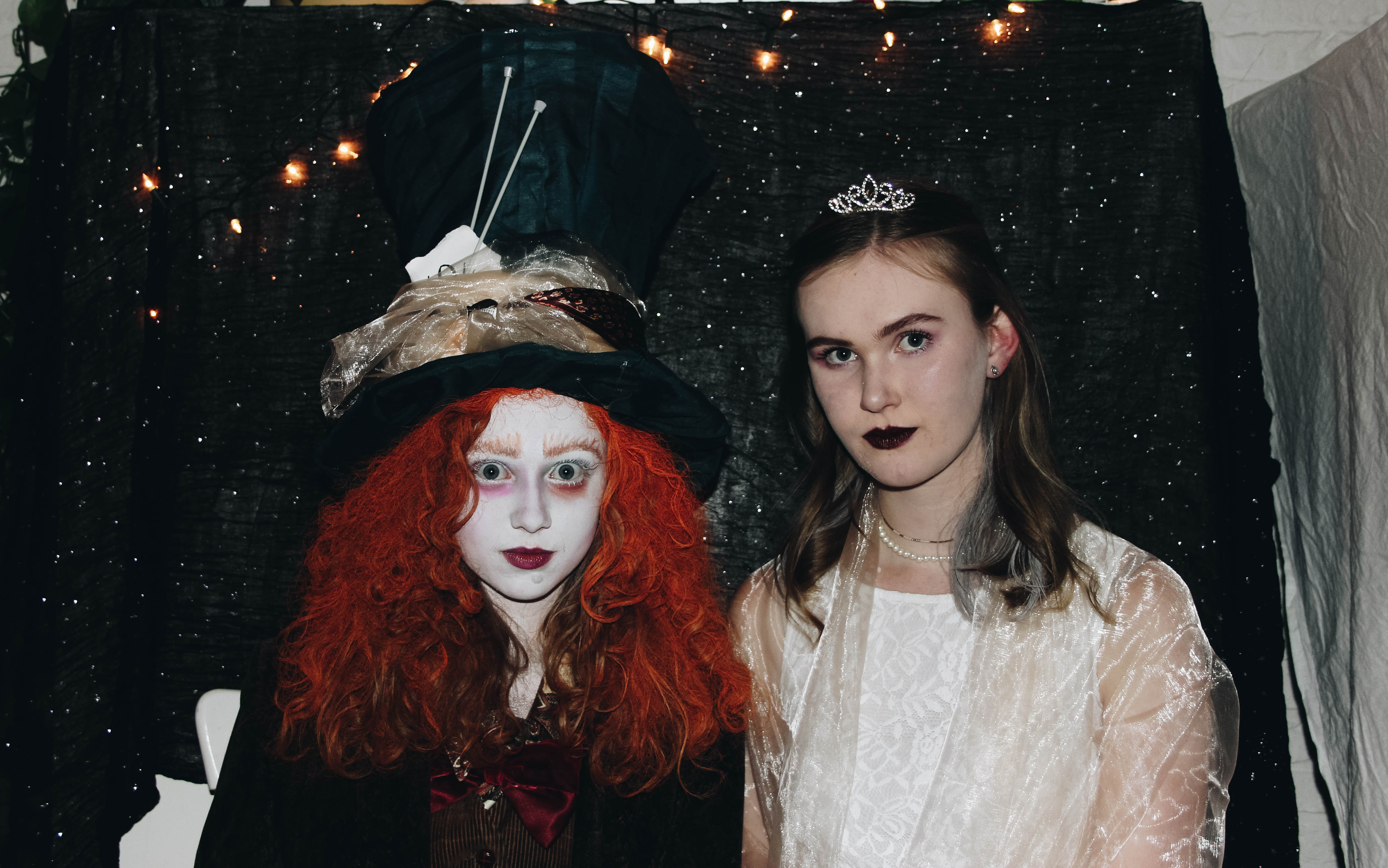 Lisa (links) op haar eigen Halloween feest